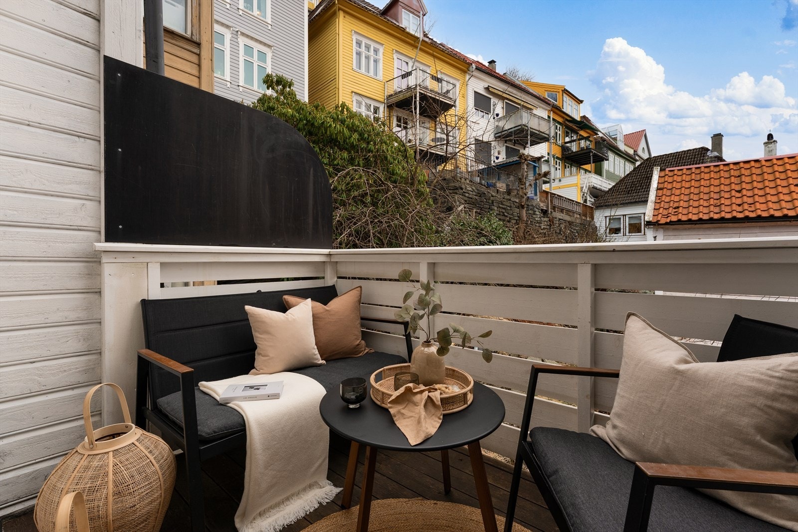 En arealeffektiv leilighet i klassisk Bergneshus over 2.etasjer med altan Galleribilde