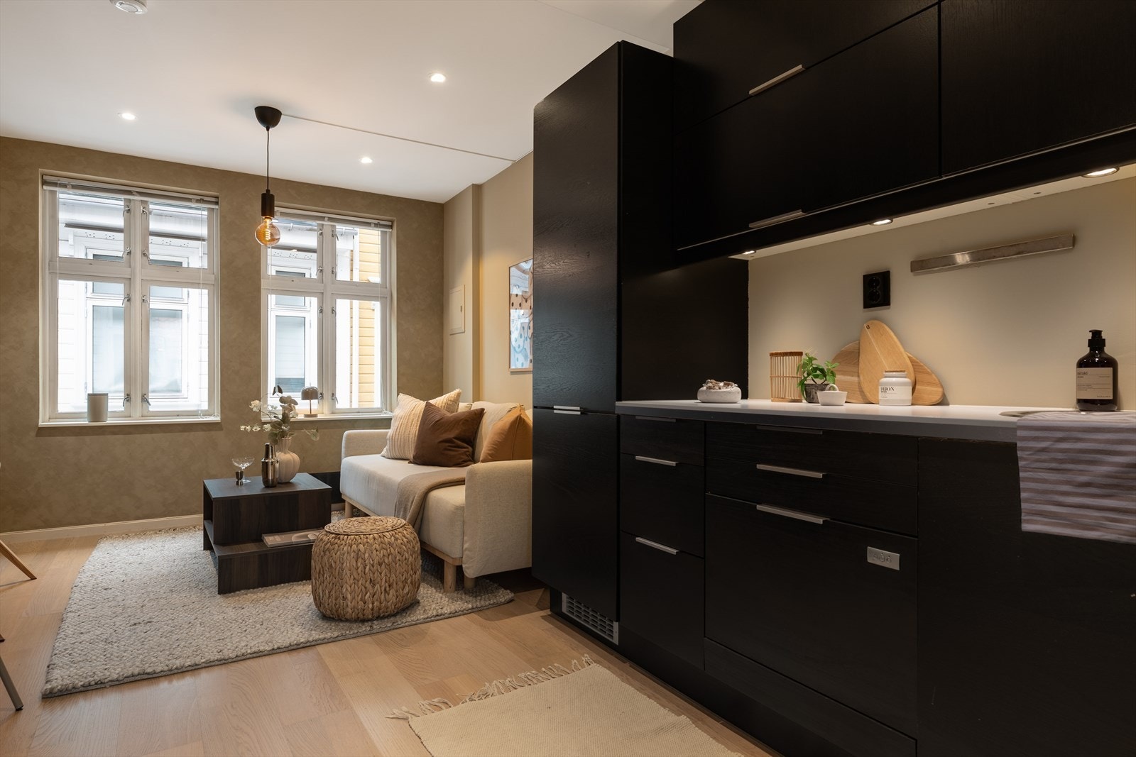 Lekker og moderne kjøkkeninnredning med glatte fronter og stilren, laminert benkeplate med integrert kjøkkenvask Galleribilde