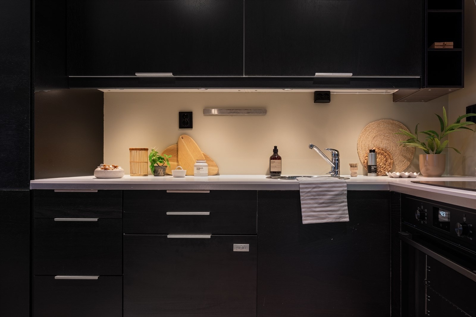 Kjøkkenet er utstyrt med integrerte hvitevarer som platetopp, stekeovn, kjøleskap med frysedel og oppvaskmaskin - alt du trenger for en praktisk og funksjonell hverdag Galleribilde