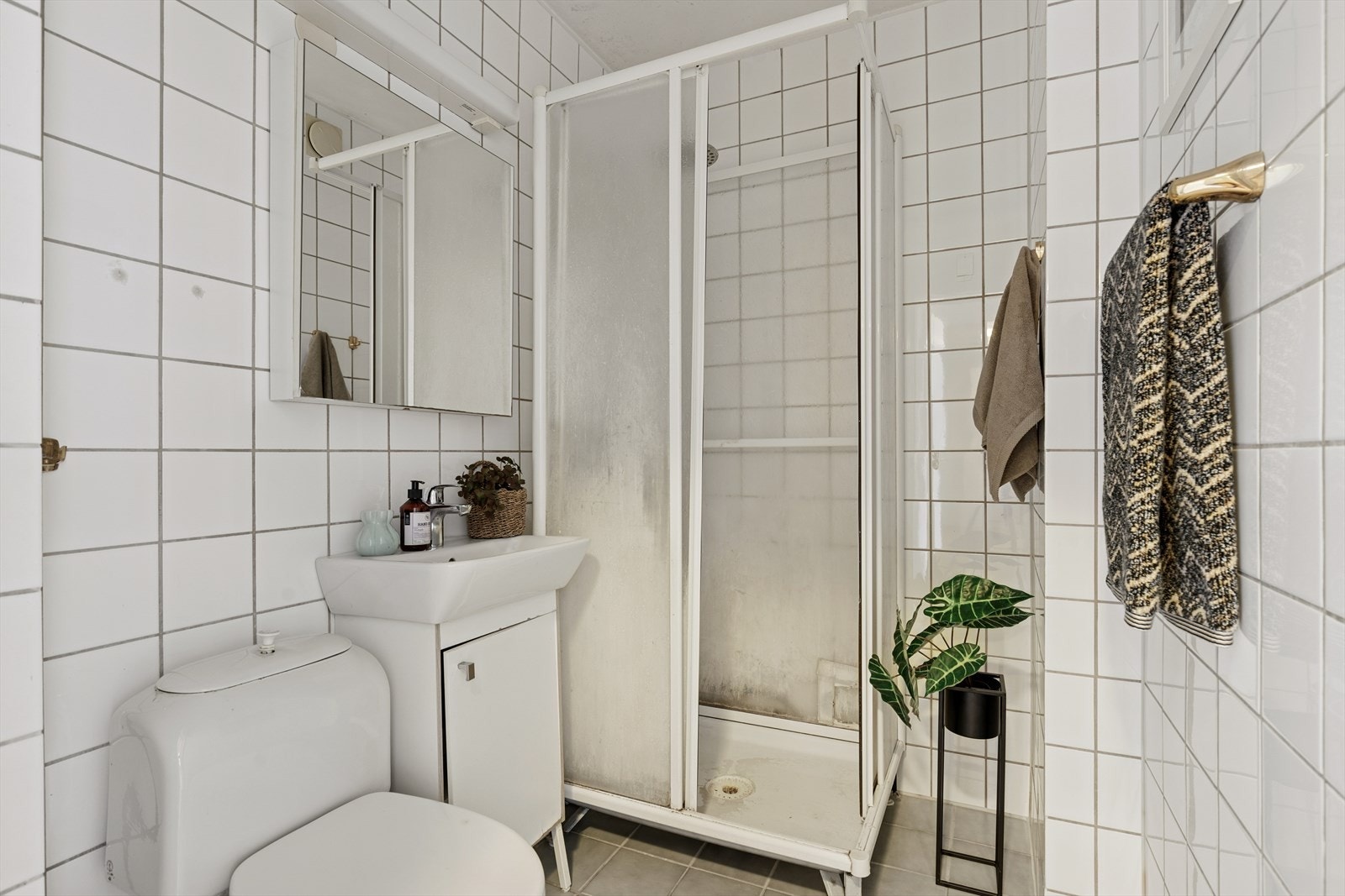 Bad fra byggeår, kosmetisk oppgradert med fliser og innredning i etterkant. Galleribilde