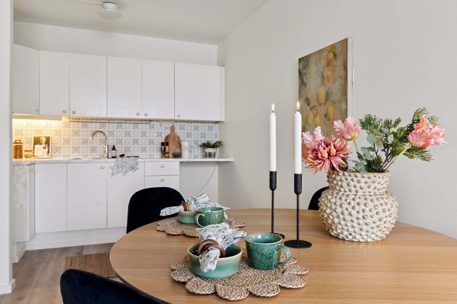 Det er bra med skapplass på kjøkkenet. Kjøkkenet er av eldre dato. Galleribilde