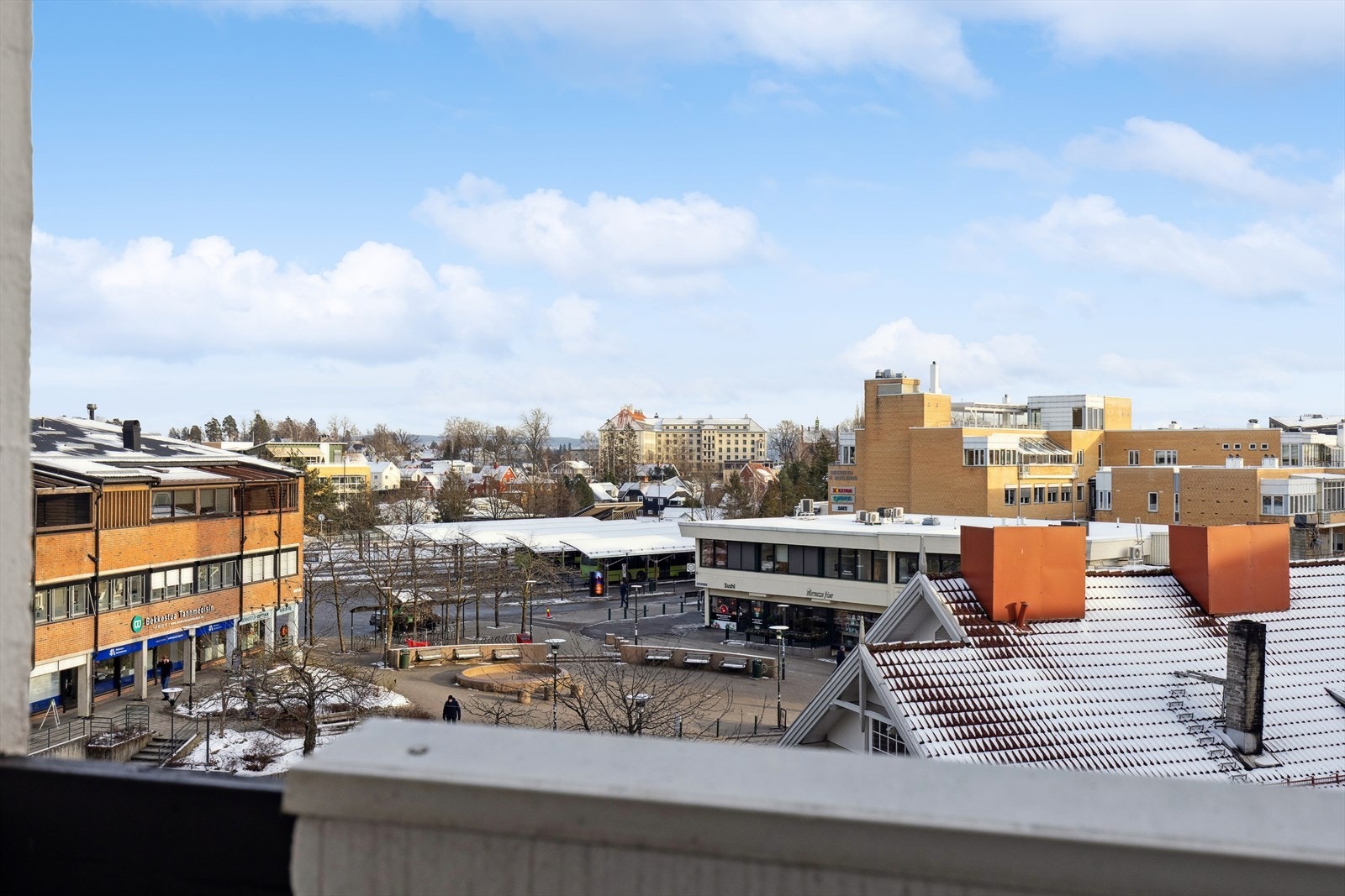 Utsikt over Bekkestua mot øst. Buss og bane ligger i umiddelbar nærhet. Galleribilde