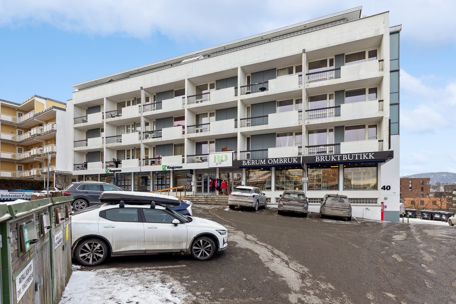 Bygget har 4 + 1 etasje. Etasje 5 ble bygget på i senere tid. Det er heis på høyre side av bygget og trapp på venstre. Galleribilde