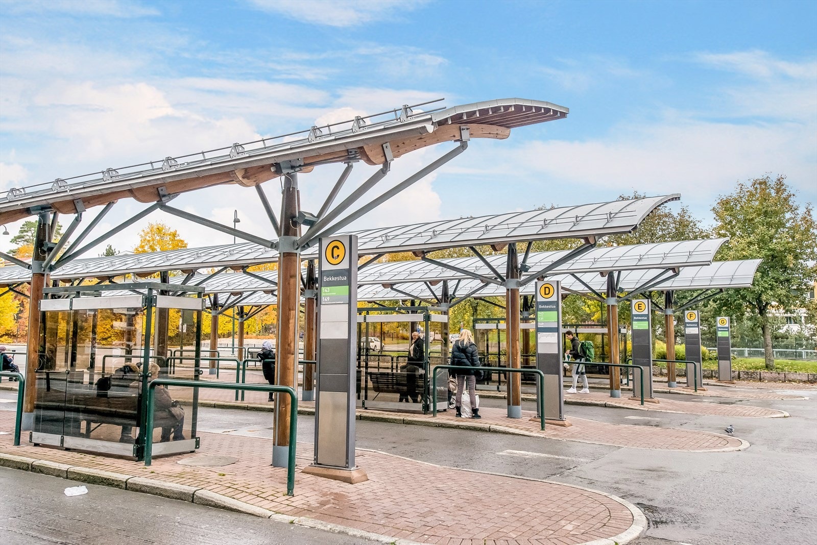 Buss og bane i umiddelbar nærhet. Galleribilde