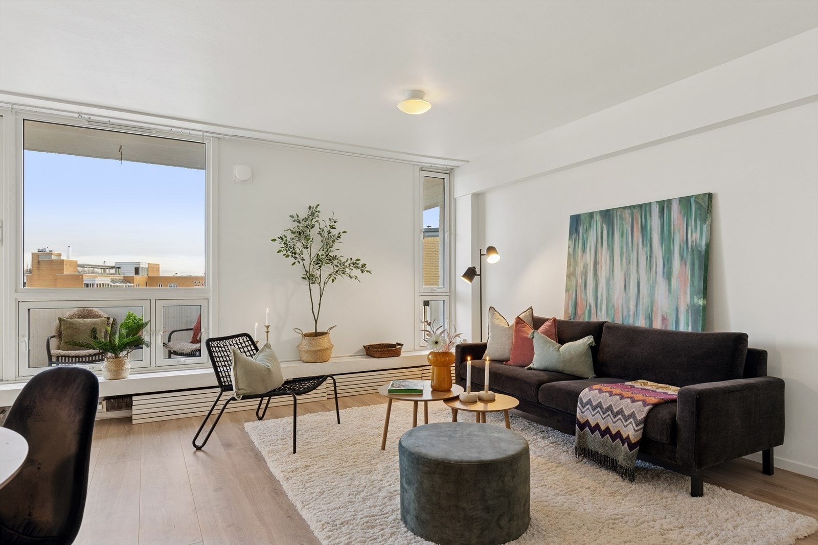 En lys og innholdsrik andelsleilighet (uten dokumentavgift) i 4.etg. med heis, sentralt på Bekkestua. Galleribilde