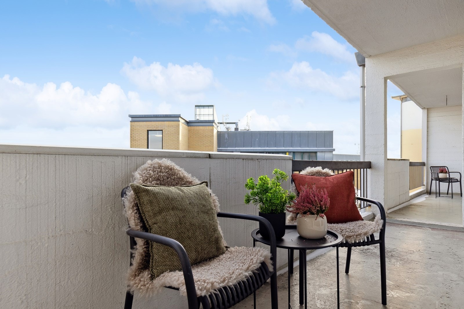 Østvendt veranda langs hele leiligheten. Galleribilde