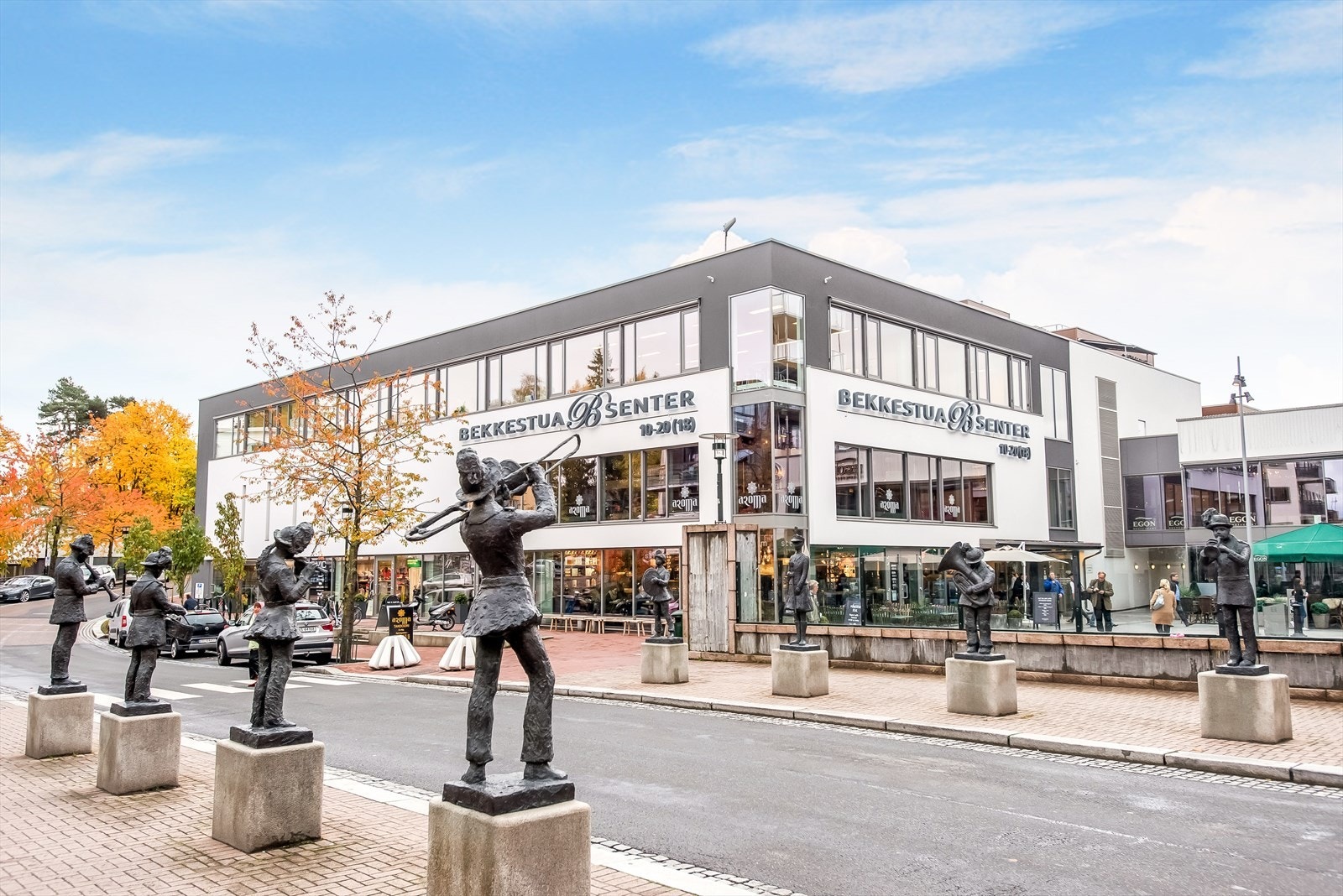 Bekkestua er et velutviklet og moderne sentrum, med varmekabler i fortauet og godt tilpasset folk i alle aldre. Galleribilde