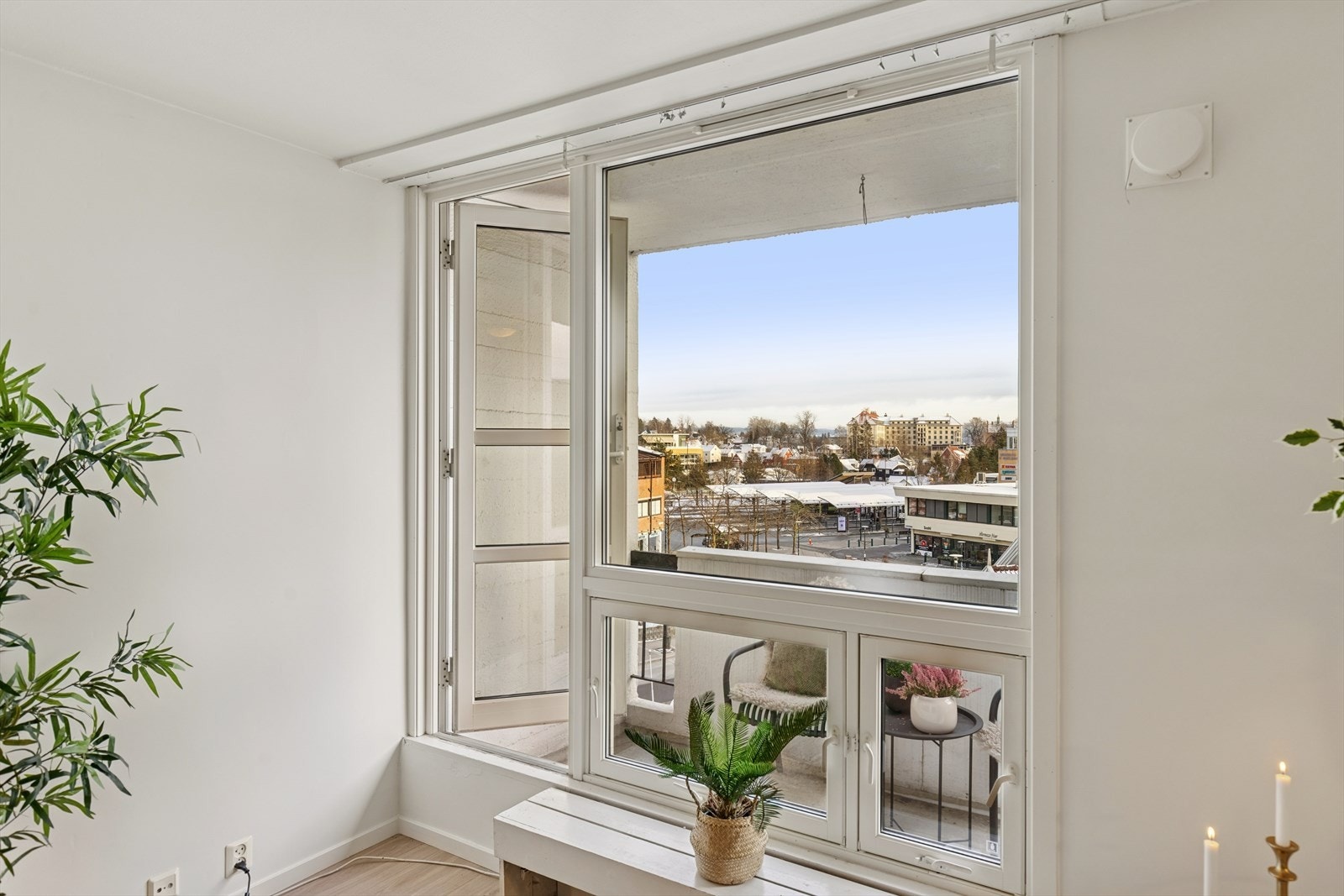 Utgang til veranda fra stue og begge soverommene. Galleribilde