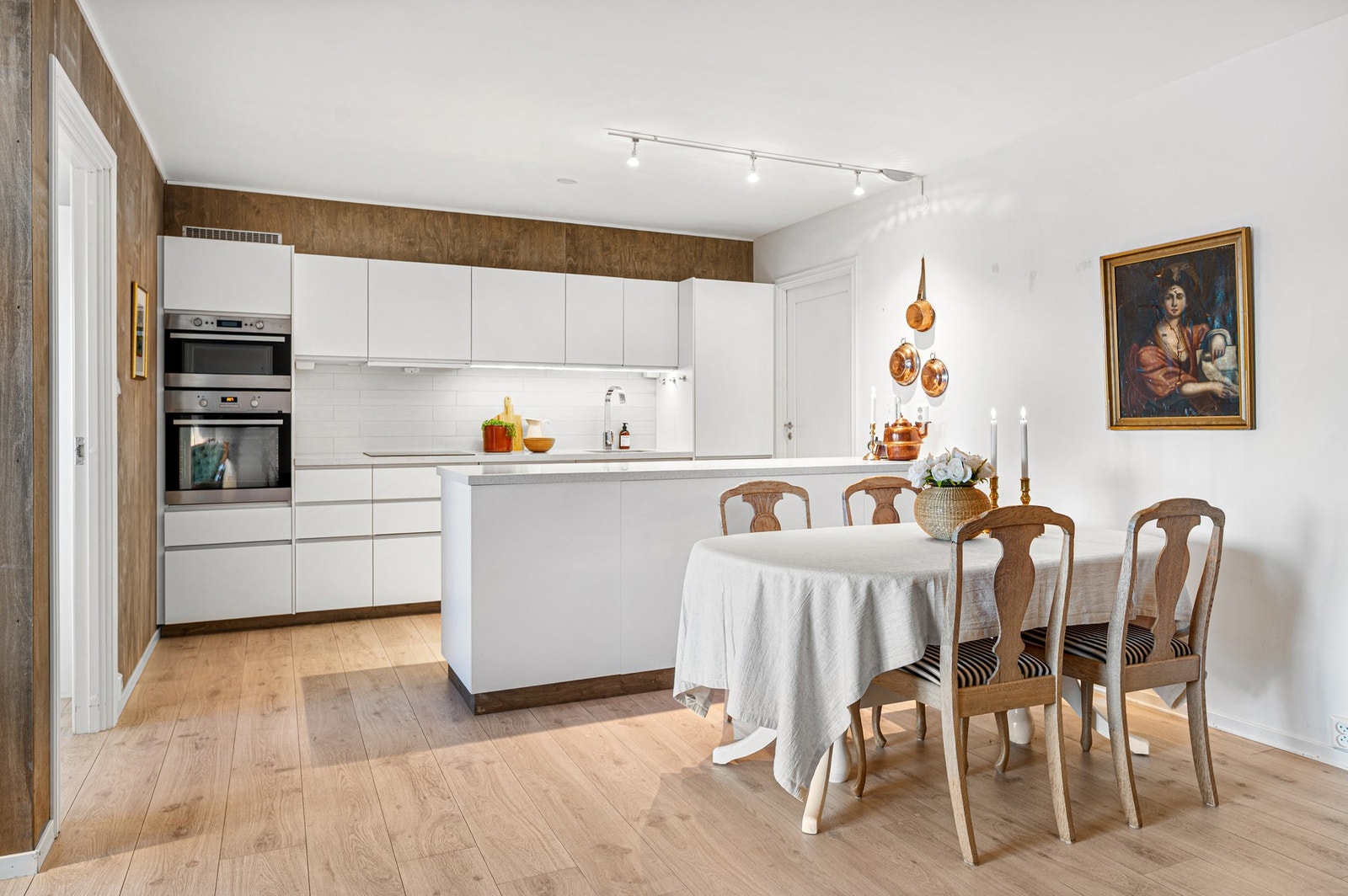 Flott kjøkken med mye skap og benkeplass. Galleribilde