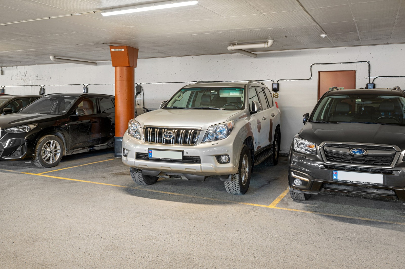 Bygget har en p-kjeller som er delt i to, der den ytterste delen er åpen og tiltenkt gjester mens beboerne har egen p-plass bak en låst port. Galleribilde