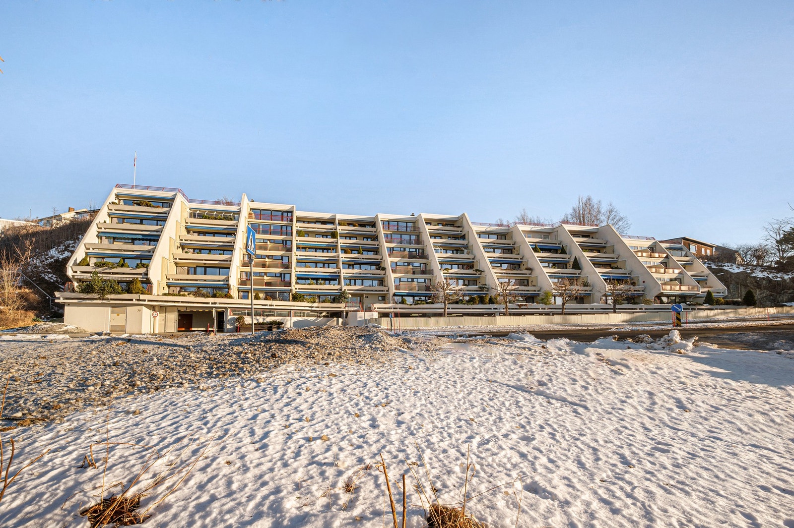 Med sørvestvendt beliggenhet har leiligheten svært gode solforhold. Galleribilde