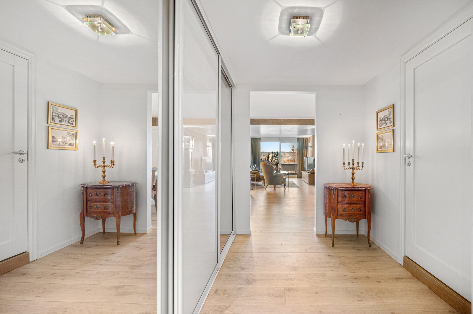 Innbydende entre med god plass til skyvedørsgarderobe. Galleribilde