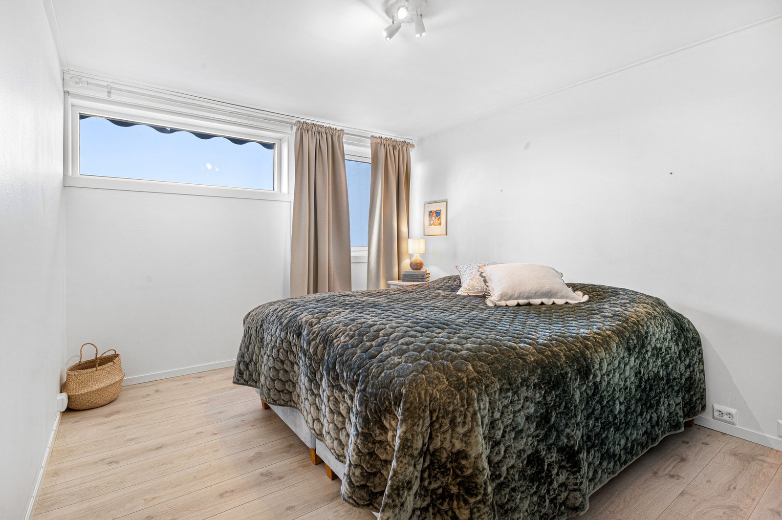 Det er god plass til dobbeltseng og garderobeskap. Galleribilde