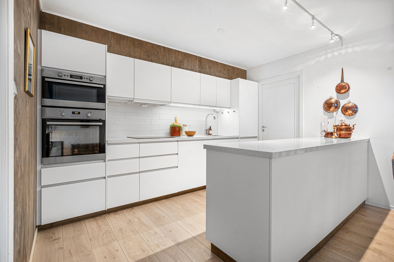 Det er integrert platetopp, stekeovn, oppvaskmaskin og kjøl/fryseskap. Galleribilde