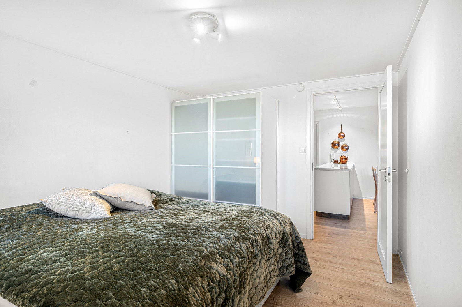 Romslig soverom på 12,2 kvm. Galleribilde