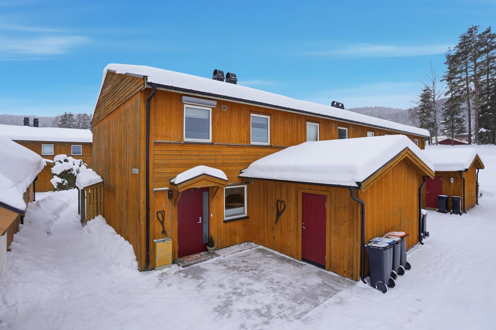 Tiltalende enderekkehus med koselig uteområde og barnevennlig beliggenhet! Galleribilde