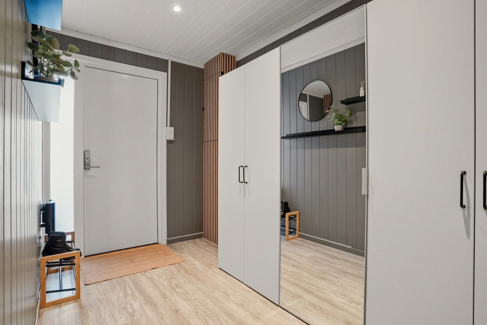 Velkommen inn til en lys og romslig entré. Galleribilde