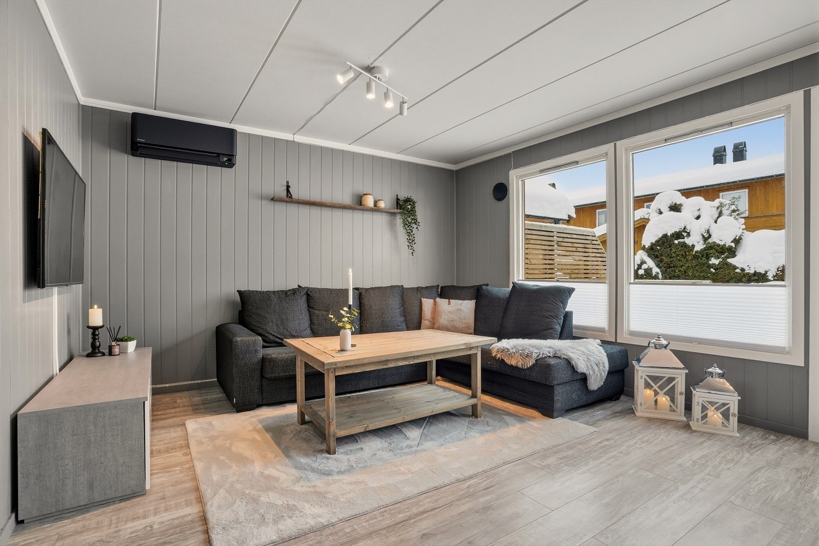 Stuen holder god romslighet med rom for en komfortabel sofakrok, underholdningsavdeling, vitrineskap og spisebord. Galleribilde