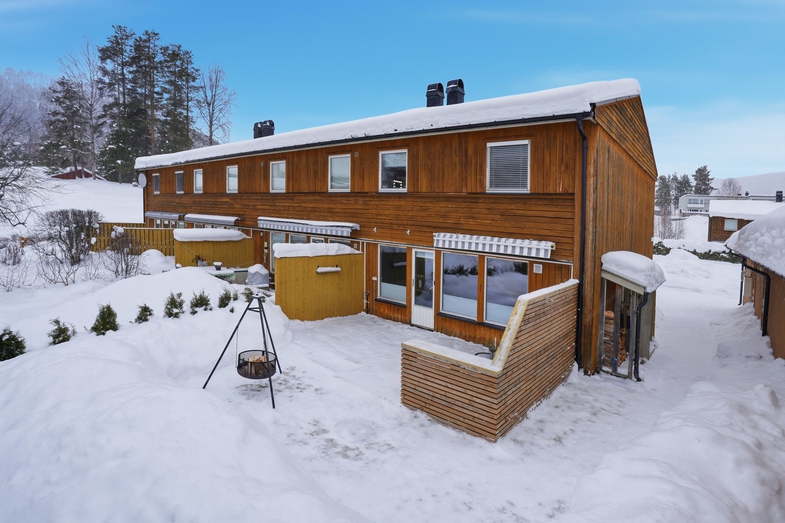 Det er kort vei til flotte turområder, dagligvare, skole, barnehage, idrettsplass, Kongsberghallen, skog/friarealer og offentlig kommunikasjon. Gang- og sykkelvei gjør adkomsten til byen enkel. Galleribilde