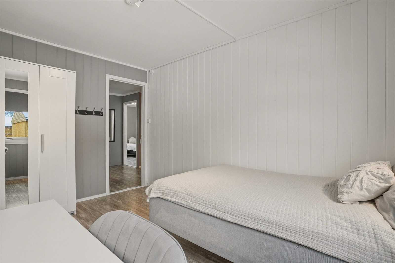 Soverom 3 har god plass til både seng, garderobeløsning og skrivepult. Galleribilde