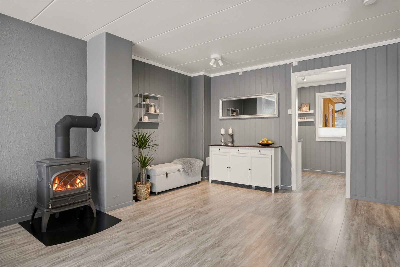 Sentralt plassert i stuen er det en koselig vedovn. Galleribilde