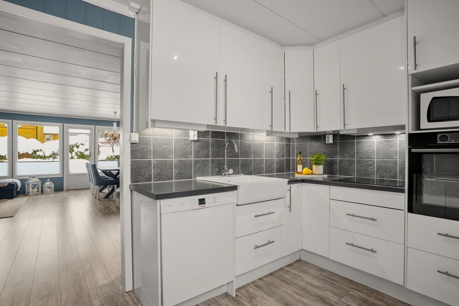 Klassisk kjøkkeninnredning fra ca. 2010 med hvite slette fronter og benkeplate av laminat. Galleribilde