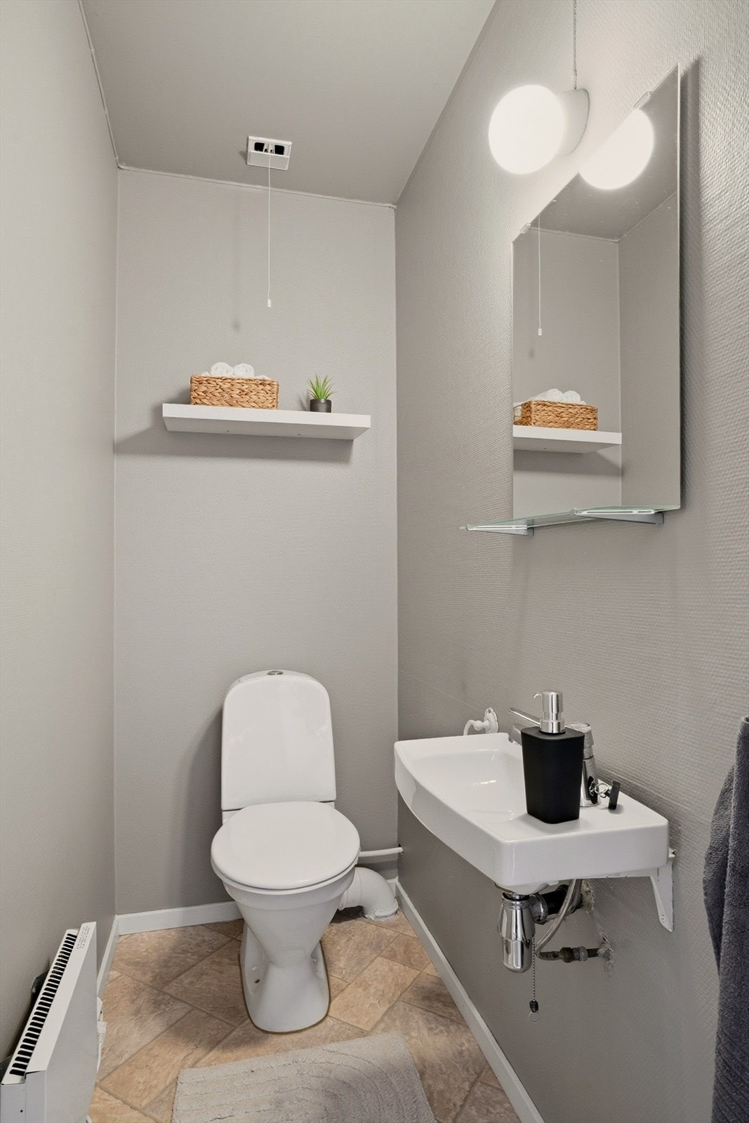 Boligen har separat toalettrom med toalett og enkel servant. Galleribilde