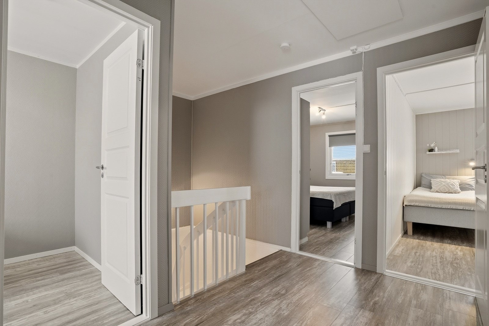 I andre etasje finner du gang, tre romslige soverom, bad/vaskerom i tidløs stil, et separat toalett og en ekstra bod. Galleribilde