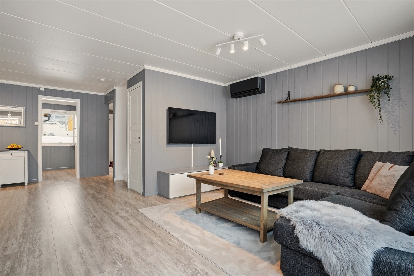 Alt er lagt til rette for den optimale lyssettingen inn fra de store vindusflatene. Galleribilde