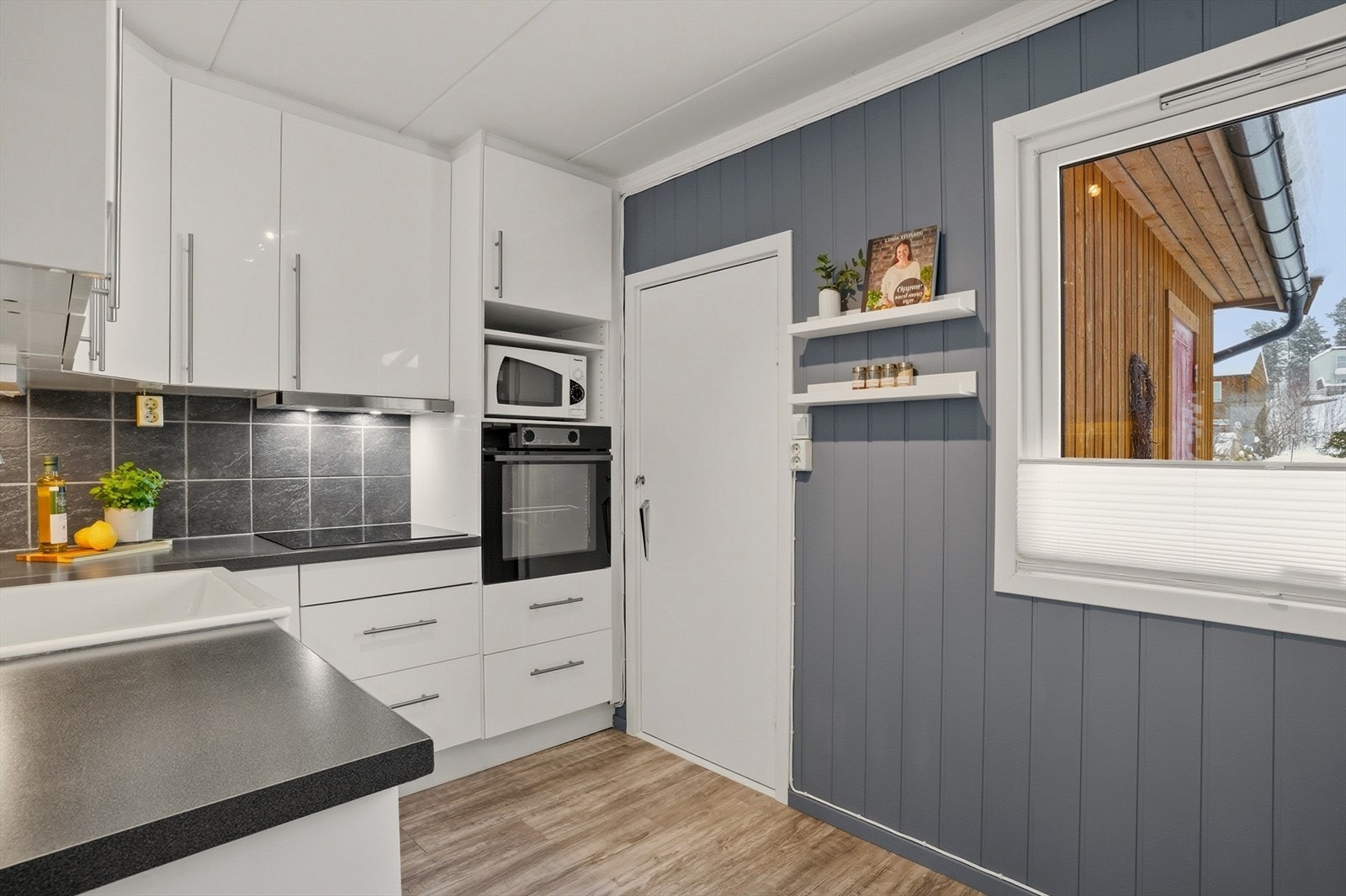 Direkte adkomst til en praktisk bod fra kjøkkenet. Galleribilde