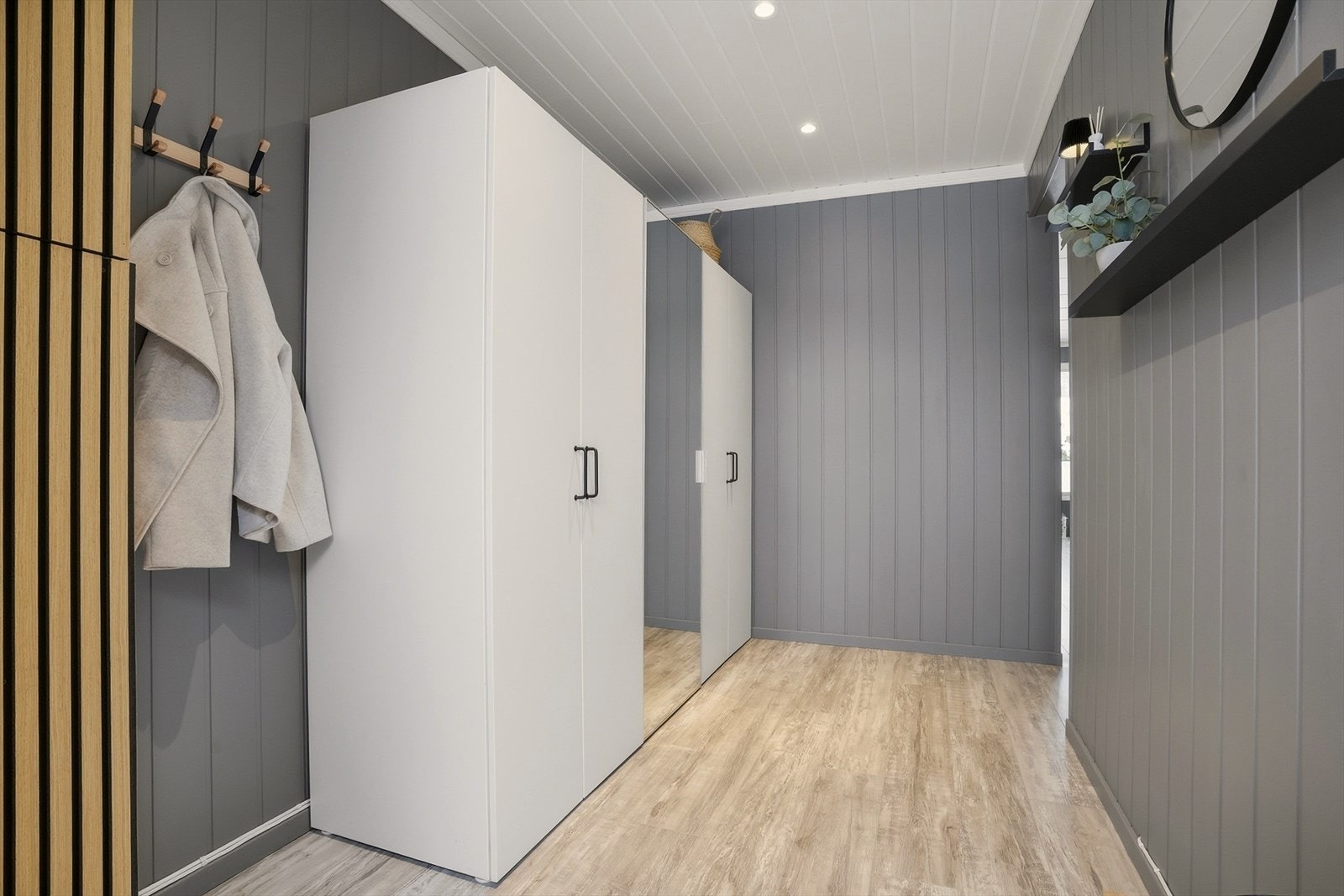 Det er god plass til oppheng for yttertøy og til å sette ifra seg sko, noe som gjør det enkelt å holde orden i inngangspartiet. Galleribilde