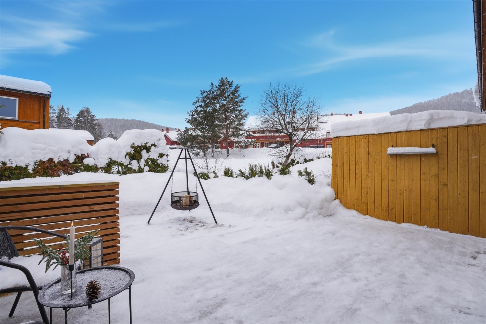 Fra stuen er det direkte utgang til en hyggelig terrasse med plass til utemøbler. Galleribilde