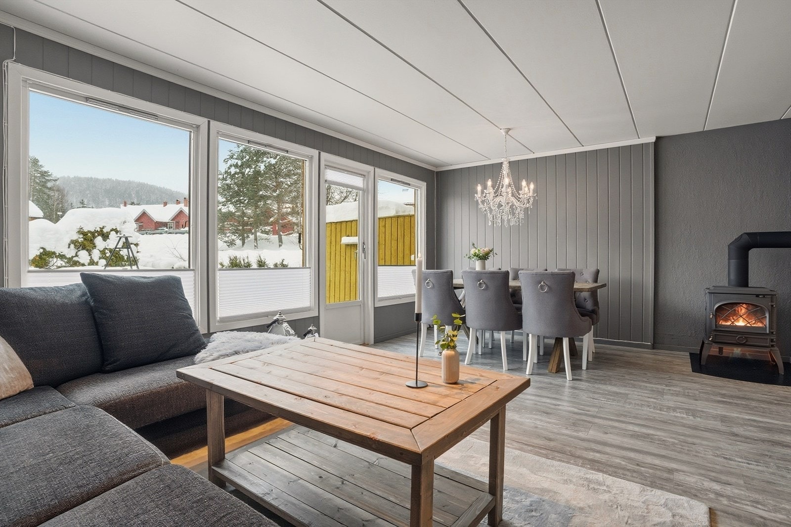 Stuen oppleves som hyggelig og varm. Galleribilde