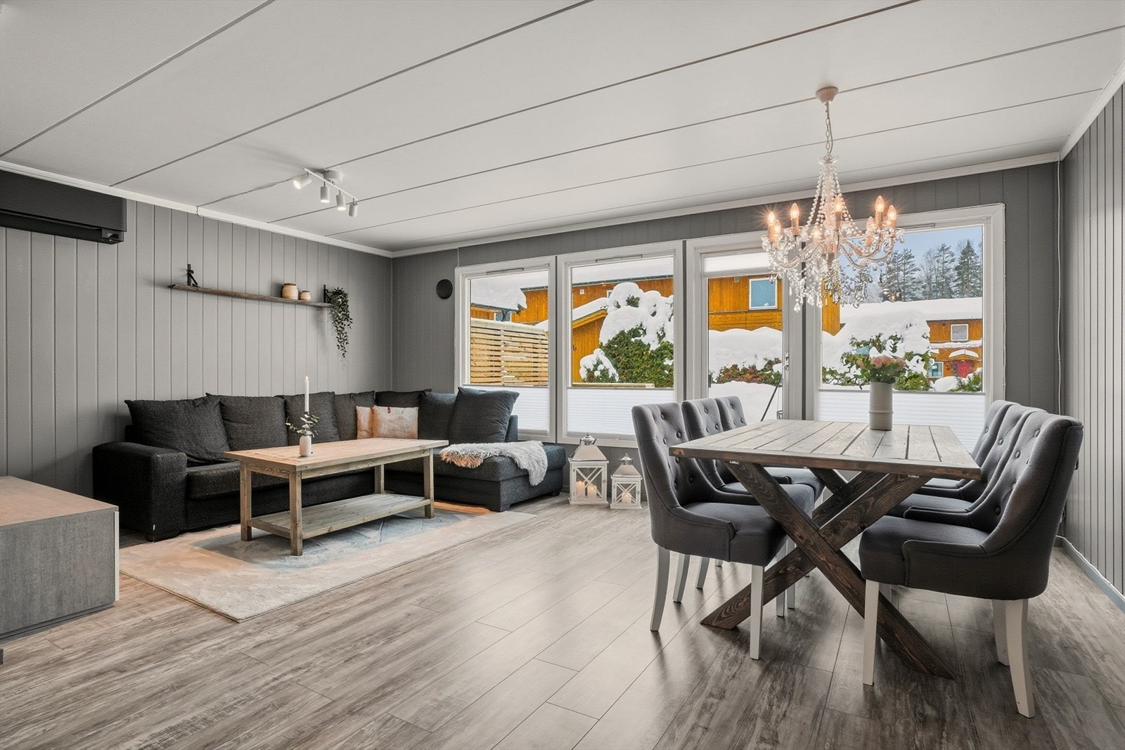 Stuen er delikat og innbydende med 1-stavs laminat på gulv og panel vegger malt i en moderne fargetone. Galleribilde