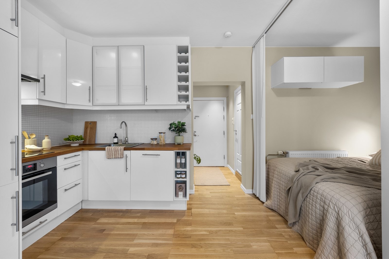 Lekkert kjøkken med en fin åpen løsning. Galleribilde