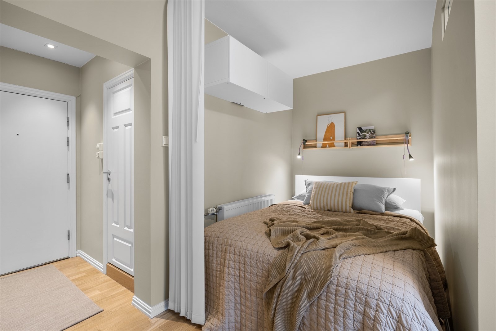 Det er satt opp en lettvegg som skiller sovealkoven fra stuen. Galleribilde