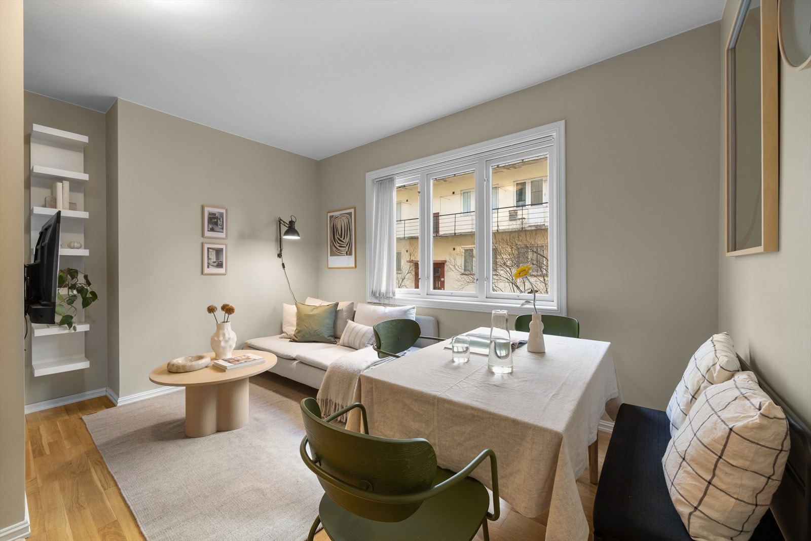 Dette er en lys og pen 1-roms leilighet beliggende i høy 1. etasje. Galleribilde