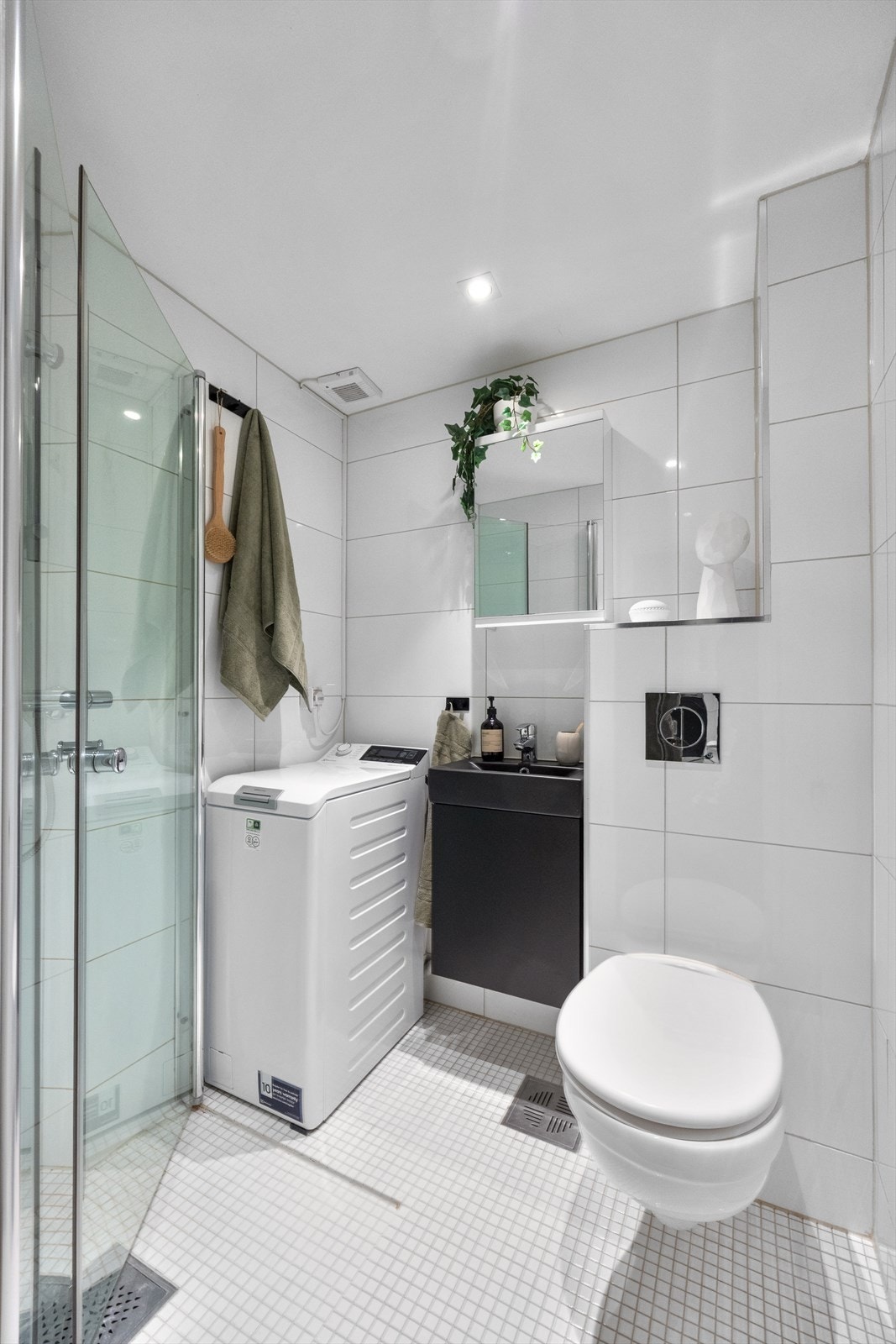 Pent bad med flislagte vegger og gulv med varmekabler i gulvet. Galleribilde