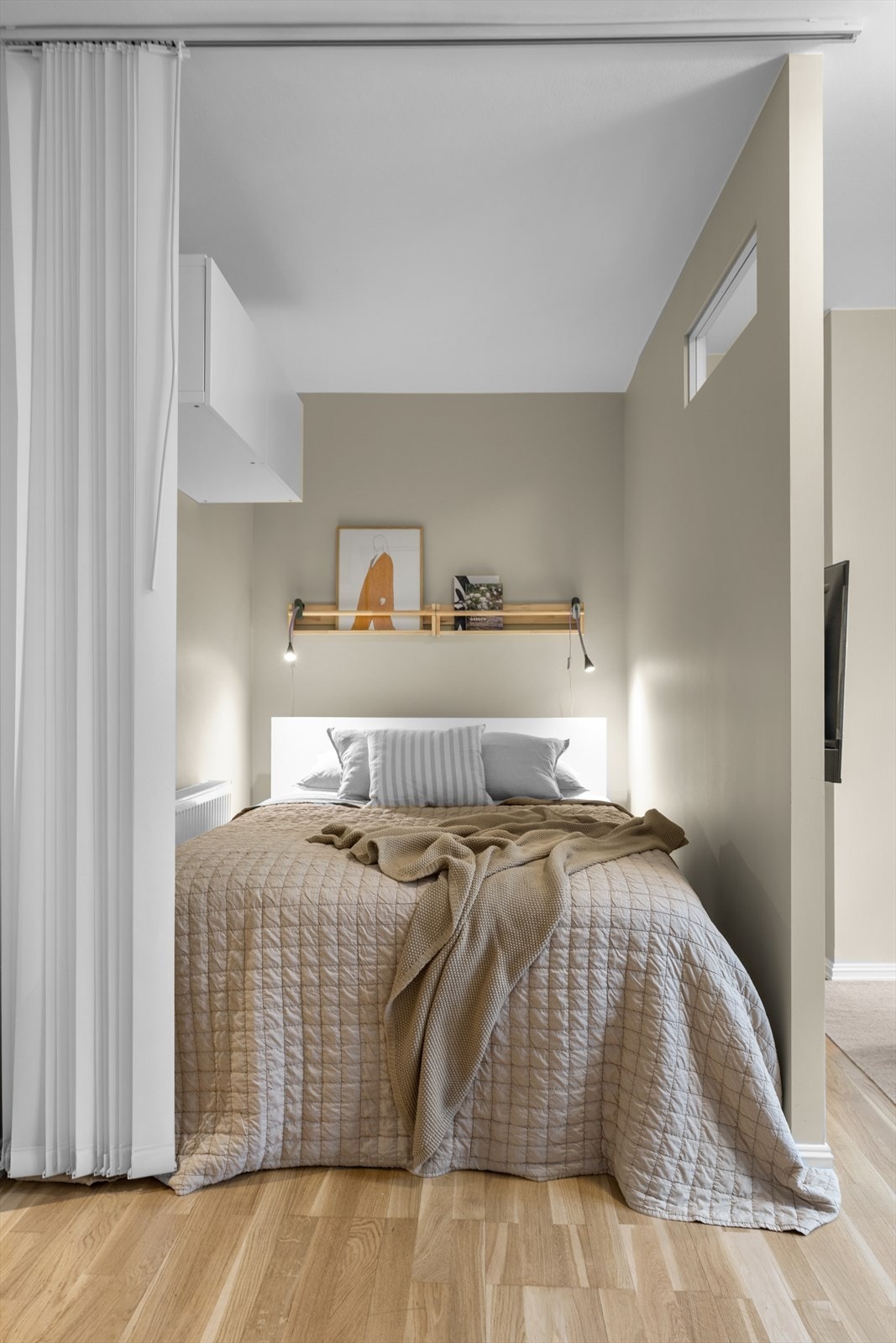 Det er montert gardiner for en mer privat sovesone. Galleribilde