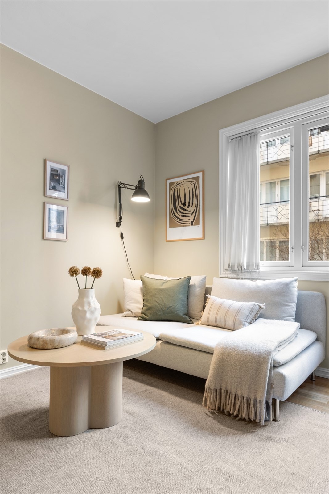 Rommet har store vindusflatene som slipper inn rikelig med naturlig lys, og gir en god atmosfære i leiligheten. Galleribilde