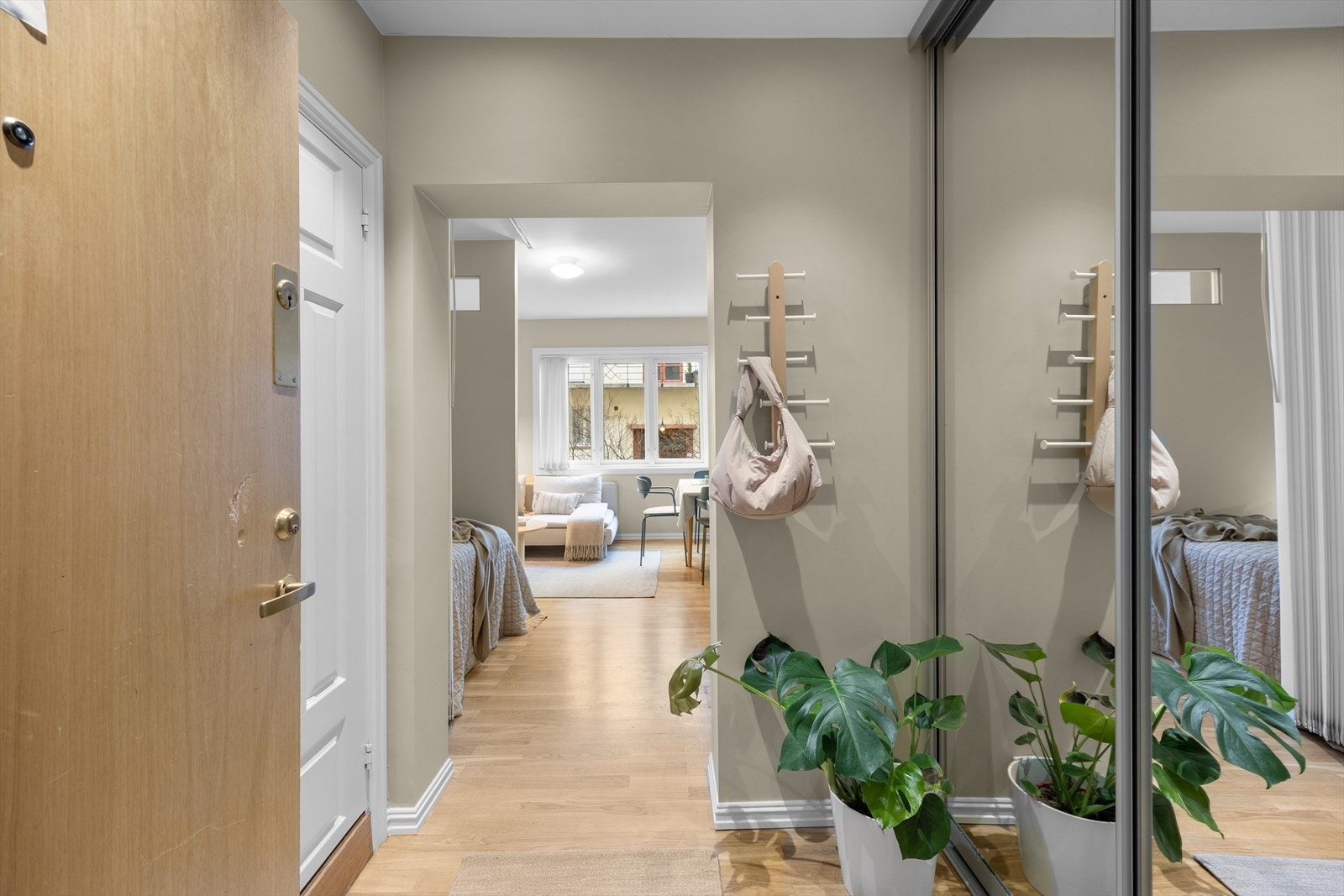 Du ønskes velkommen inn til en lys og romslig entrè. Galleribilde