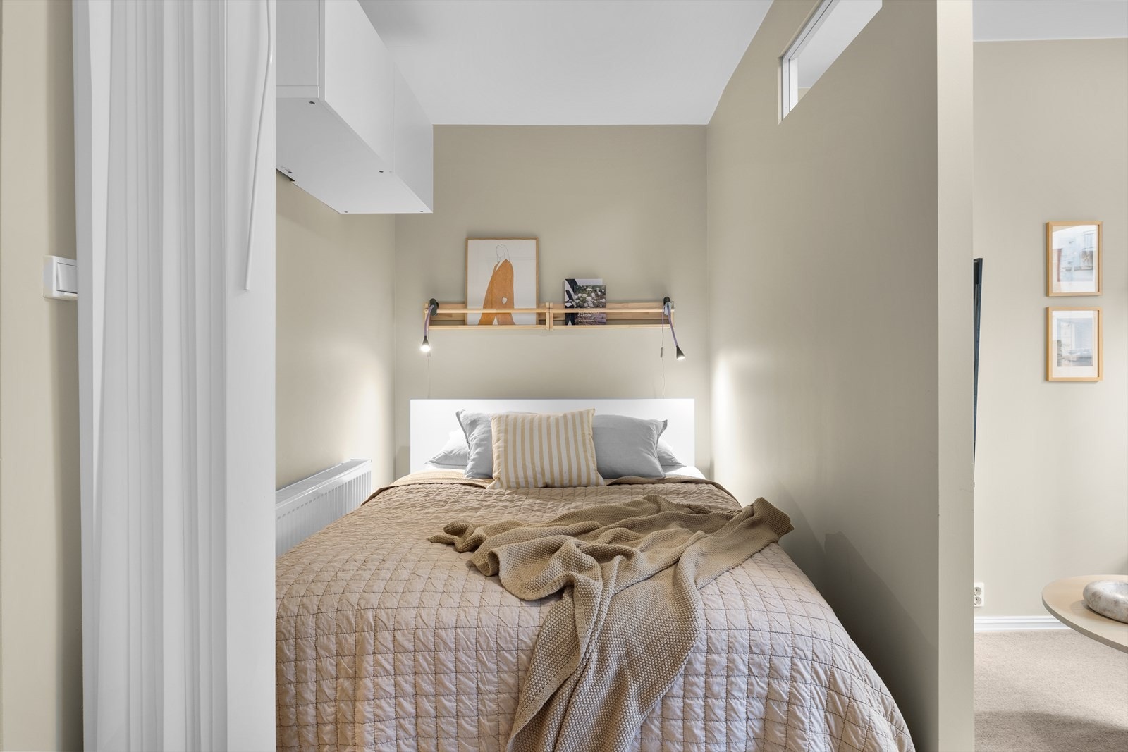 Her har du plass til en dobbeltseng og lagringsplass i veggmontert skap. Galleribilde