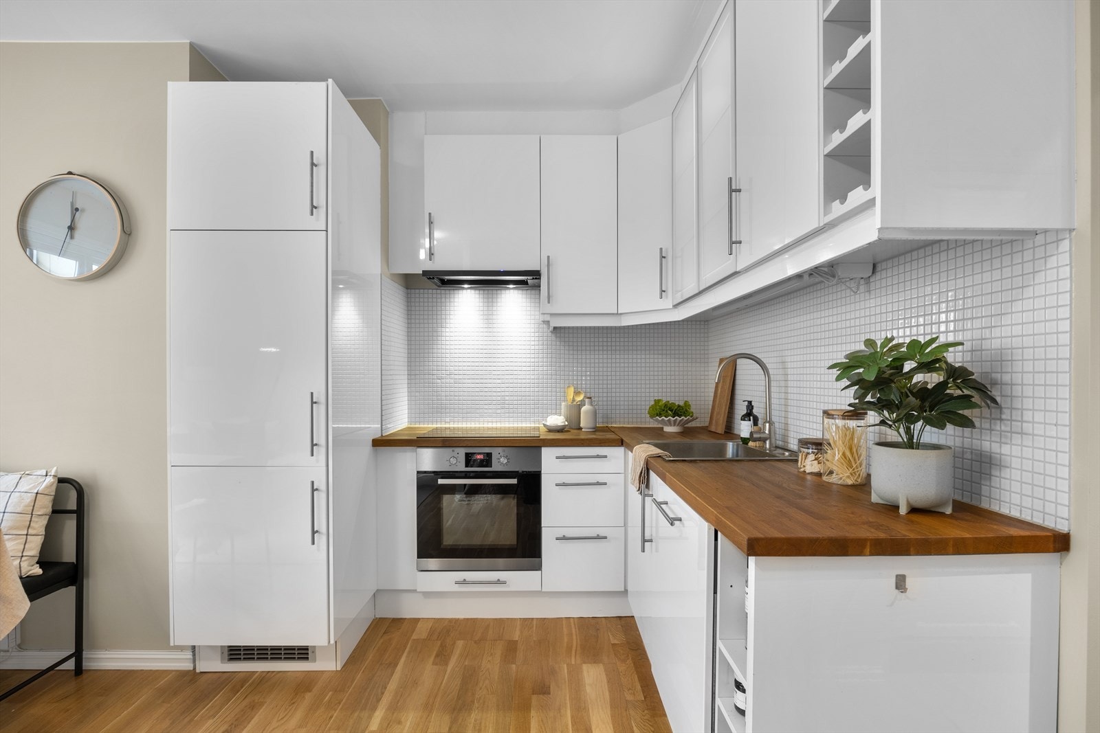 Kjøkkenet har integrerte hvitevarer som komfyr, platetopp, oppvaskmaskin og kjøleskap med fryser. Galleribilde