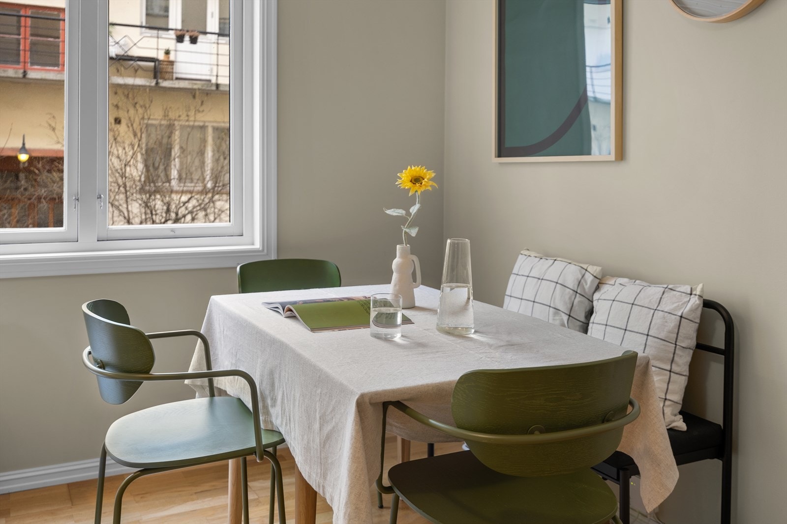 Det er også plass til en hyggelig spisegruppe i stuen. Galleribilde