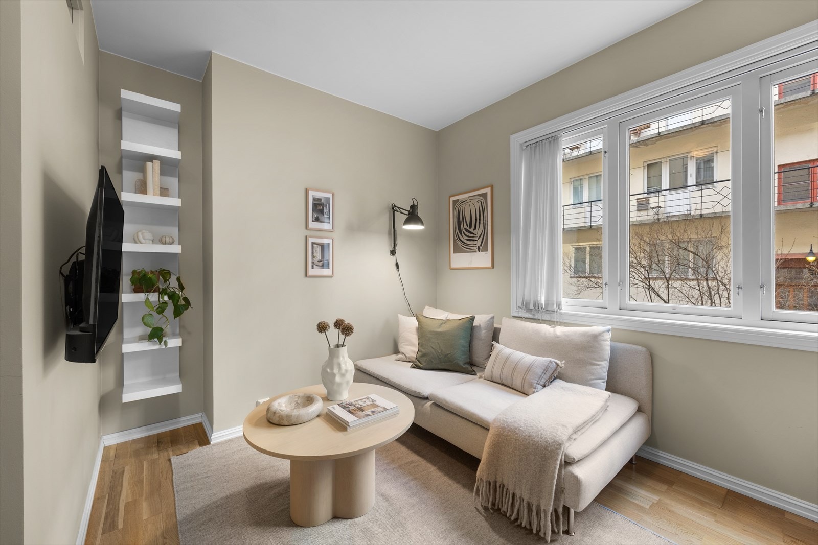 Innbydende stue med plass til sofagruppe, mediebenk, sofabord og annet ønskelig møblement. Galleribilde