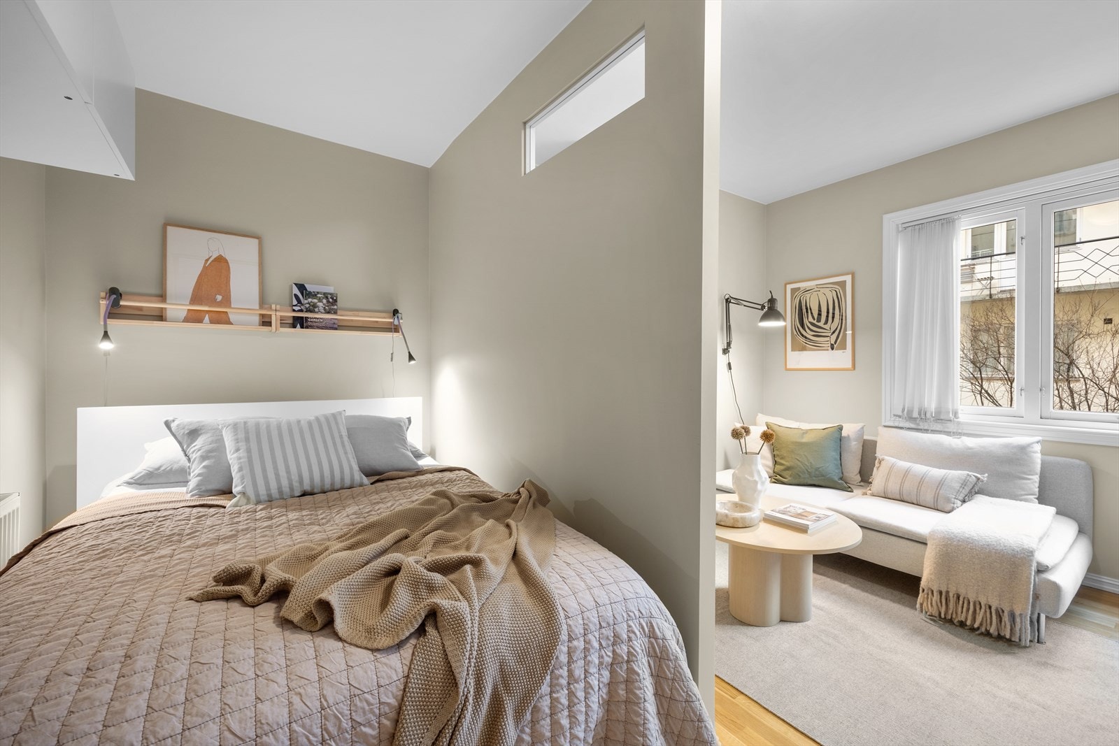 Alkoven gir en praktisk soveplass i stue/kjøkken-området. Galleribilde