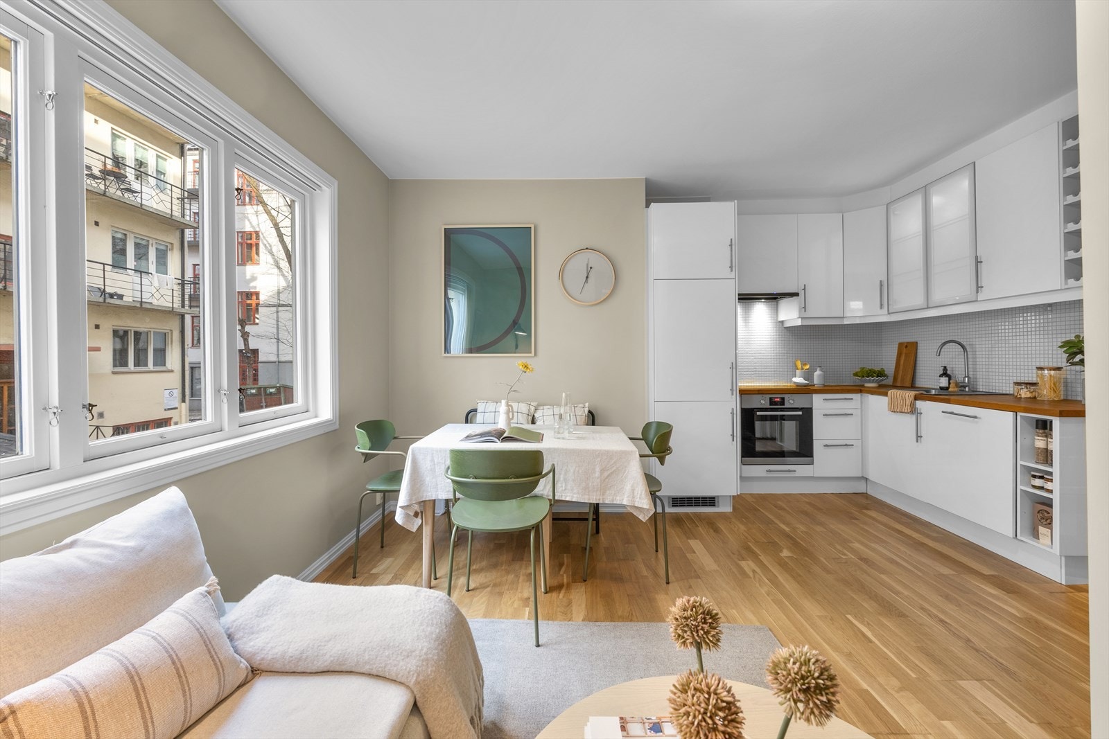 Åpen stue/kjøkken-løsning skaper en god atmosfære. Galleribilde