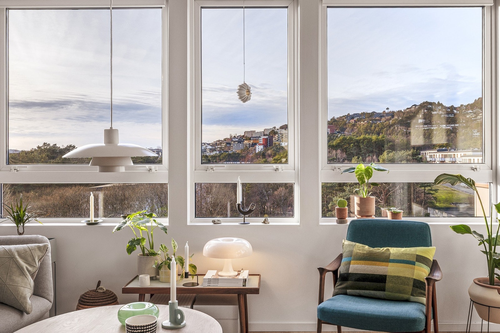 Stuen preges av de store vindusflater som slipper inn godt med naturlig lys, og bidrar til at rommet får en åpen og luftig atmosfære! Galleribilde