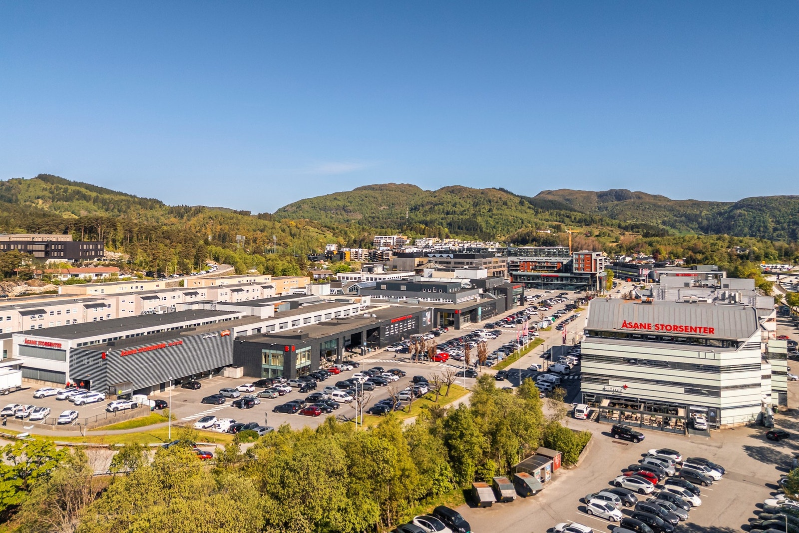 I tillegg ligger både Åsane senter og Horisont innen kort gangavstand, noe som gjør hverdagen ekstra praktisk - spesielt i hverdagen. Galleribilde