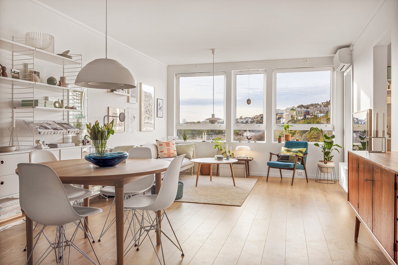 Dette er en moderne og pen leilighet som har gjennomgående god standard! Her kan du flytte inn i et hjem med attraktiv beliggenhet og svært gode sol- og utsiktsforhold. Galleribilde